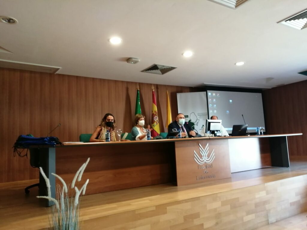 La delegada territorial de Salud y Familias de la Junta en Cádiz, Isabel Paredes, durante la acogida a los nuevos Especialistas Internos Residentes (EIR) que se incorporan a los centros sanitarios del Campo de Gibraltar. - JUNTA DE ANDALUCÍA